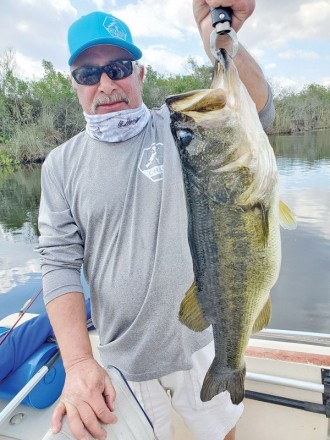 Jim from Ohio caught this 7.5 pound largemouth bass while fishing with SamCanFish.com.