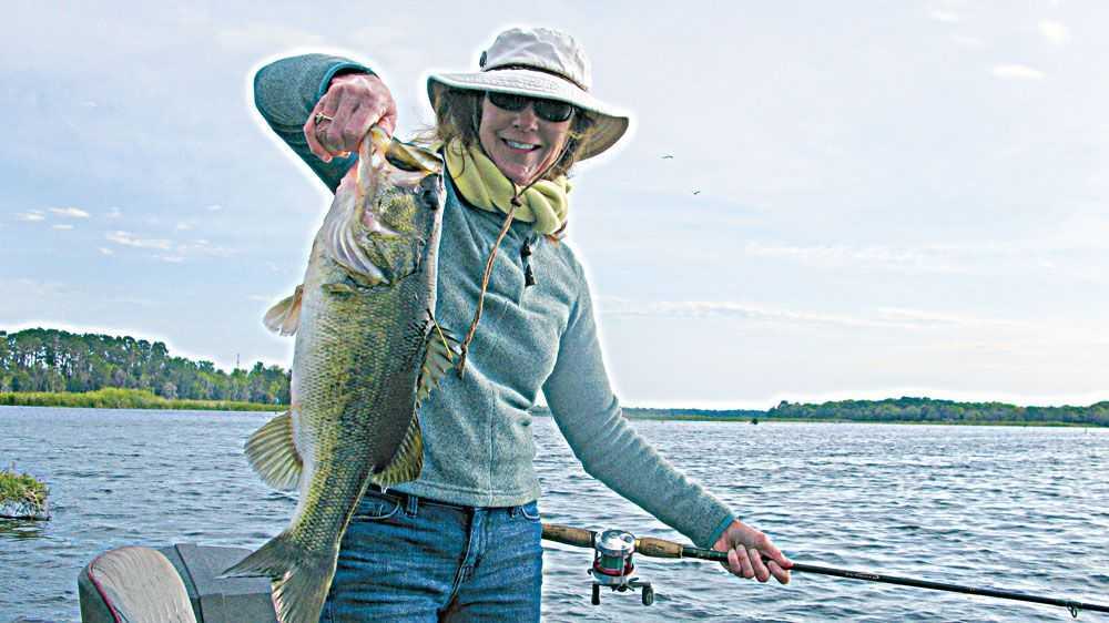 Cyndy-Thompson-with-a-nice-bass-that-Capt.-Keith-Austin-put-her-on.