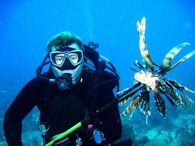 A recreational fishing license is not required for recreational fishers targeting lionfish while using a pole spear, a Hawaiian Sling, a handheld net or any spearing device that is specifically designed and marketed exclusively for lionfish. PHOTO CREDIT: Tim Donovan/FWC.